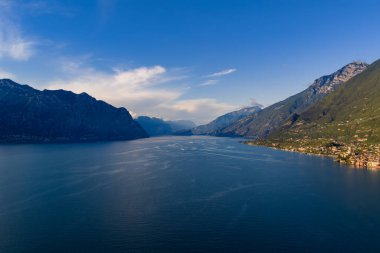 Malcesine yakınlarındaki Garda Gölü 'nün hava manzarası, doğu kıyısındaki derin mavi suyu, dağlık dağları ve teraslı göldeki köyleri gösteriyor..