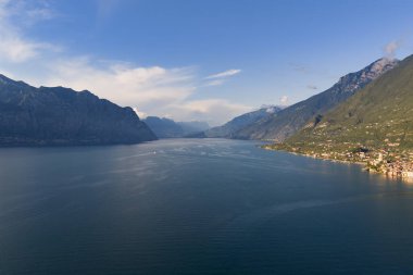 Malcesine yakınlarındaki Garda Gölü 'nün hava manzarası dik Alp yamaçları, derin mavi su ve yoğun göl kenarı köyleri gösteriyor..