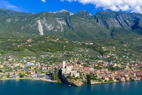 Castello Scaligero 'nun havadan görünüşü, Monte Baldo' nun altındaki Garda Gölü 'ndeki ortaçağ göl kenti Malcesine üzerinde yükseliyor..