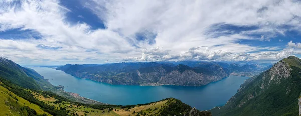 Malcesine 'in yukarısındaki Monte Baldo' dan gelen hava manzarası Gardas Gölü 'nün kuzey havzasının dik kireçtaşı tepeleri ve yaz otlakları tarafından çerçevelendiğini gösteriyor..