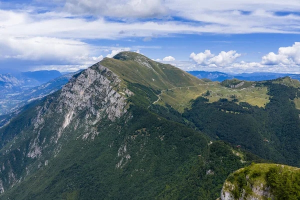Malcesine yakınlarındaki Garda Gölü 'nün üstündeki Baldo Dağı' nın havadan görünüşü kayalık kireçtaşı sırtı, dağlık çayırlar ve sık orman yamaçlarını gösteriyor..