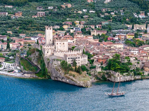 Malcesine 'deki Ortaçağ Castello Scaligero' sunun taş duvarları, kulesi ve yoğun teras çatısı olan Garda Gölü üzerinde yükselişi..
