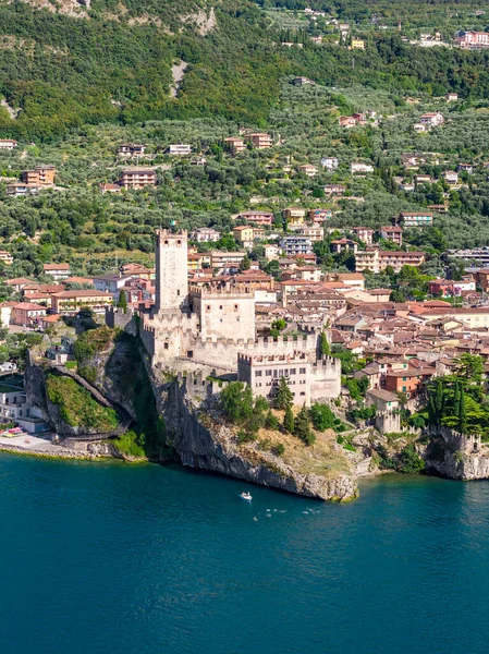Malcesine 'deki Castello Scaligero' nun havadan görünüşü, Garda Gölü kıyı şeridine hükmeden bir ortaçağ Scaliger kalesi ve aşağıdaki teras köyü..