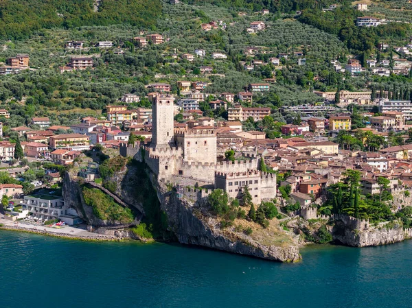 Castello Scaligero 'nun havadan görünüşü, Garda Gölü' nün doğu kıyısında Malcesine üzerinde yükselen bir ortaçağ Saliger kalesi..