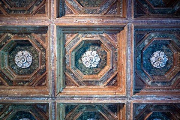Mantua, İtalya - 26 Temmuz 2025: Rönesans, Mantua 'daki Palazzo Te' nin ahşap tavanında, sekizgen paneller ve düşük ışık altında oyulmuş çiçeklerle süslenmiş.