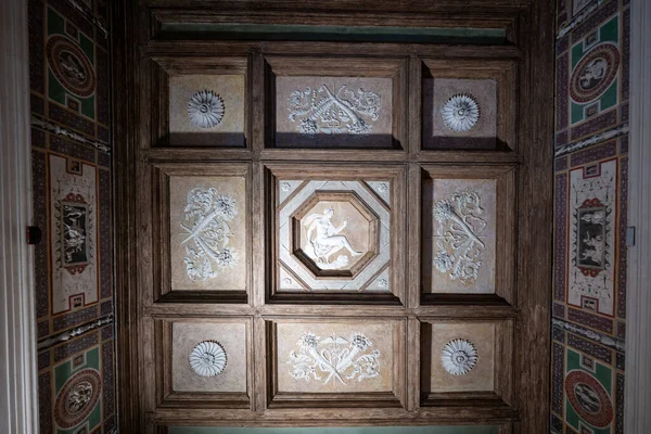 Mantua, İtalya - 26 Temmuz 2025: Rönesans, Palazzo Te, Federico II Gonzagas 16. yüzyıl zevk sarayı, Mantua 'da sıva kaplamalı tavan.