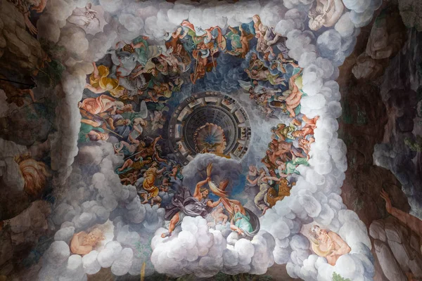 Mantua, İtalya - 26 Temmuz 2025: Mantua 'daki 16. yüzyıl Palazzo Te' sinin kamera di Psiche tavanında Giulio Romanos mitolojik freskleri.