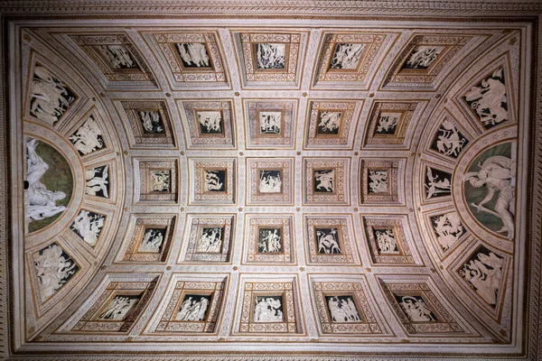 Mantua, İtalya - 26 Temmuz 2025: Mantua 'daki Federico II Gonzaga için 16. yüzyıl Mannerist villası Palazzo Te, Giulio Romanos' ta mitolojik sıva kabartmalarıyla süslü bir tabut tavanı.