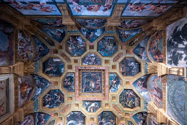 Mantua, İtalya - 26 Temmuz 2025: Mantua 'da Federico II Gonzaga' nın 16. yüzyıl banliyö villası olan Palazzo Te 'de süslü Rönesans tavan freskleri ve yaldızlı kasalar.