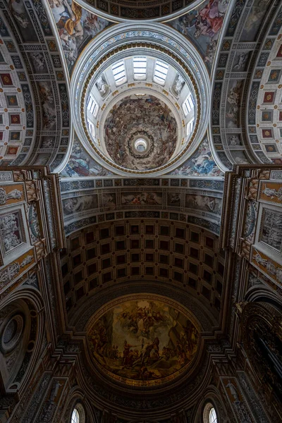 Mantua, İtalya - 26 Temmuz 2025: Mantua 'da Leon Battista Albertis Rönesans Bazilikası di SantAndrea' nın kasalı naf ve taze kubbesinin yukarıdan görünüşü.