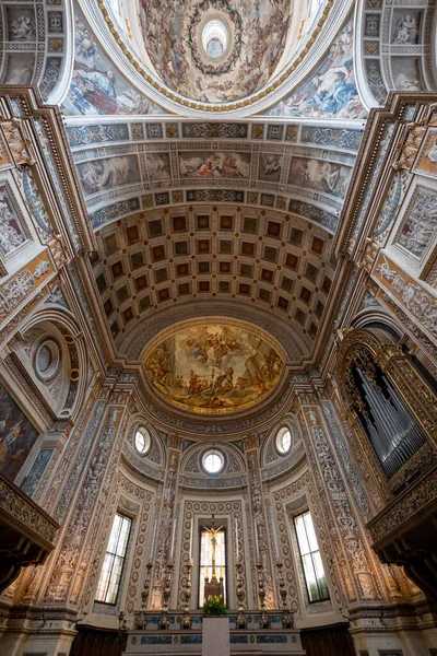 Mantua, İtalya - 26 Temmuz 2025: Mantua 'da Leon Battista Albertis Rönesans Bazilikası di SantAndrea' nın kasalı naf ve taze kubbesinin yukarıdan görünüşü.