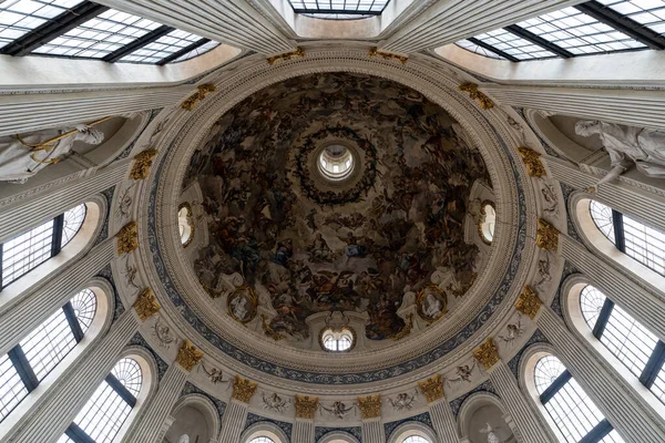 Mantua, İtalya - 26 Temmuz 2025: Mantua 'da Basilica di SantAndrea' nın içindeki fresk kubbe ve heykellerin yukarıdan görünüşü, Rönesans mimarisi ve zengin sıva süslemeleri.