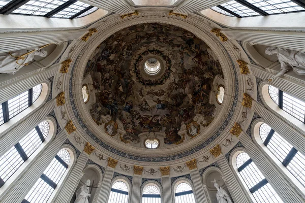 Mantua, İtalya - 26 Temmuz 2025: Mantua 'da Basilica di SantAndrea' nın içindeki fresk kubbe ve heykellerin yukarıdan görünüşü, Rönesans mimarisi ve zengin sıva süslemeleri.