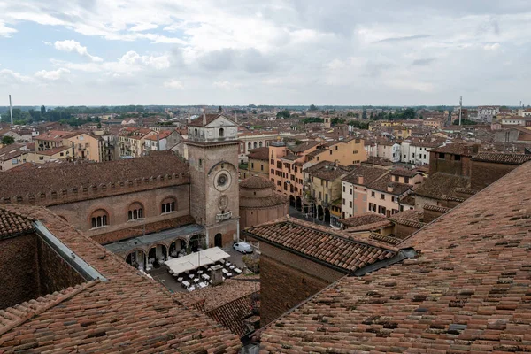 Mantuas Terracotta çatıları üzerinde Rönesans Bazilikası di SantAndrea kompleksi ve çevresindeki ortaçağ caddeleriyle yükseltilmiş manzara..