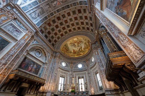 Mantua, İtalya - 26 Temmuz 2025: Mantua 'da Basilica di SantAndrea' nın Rönesans navi, kasalı fıçı kasası, dekoratif sıva süslemesi ve sunağın üzerinde apse fresco.