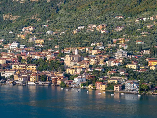 Malcesine 'deki Garda Gölü' nün yukarısındaki renkli evlerin arasında Aziz Stephen Kilisesi 'nin Lakeside manzarası..