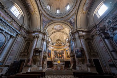 Bergamo, İtalya - 31 Temmuz 2025: Bergamo 'daki St. Alexander Bazilikası' nın iç mimarisi, mermer sütunlar, boyalı kubbe ve zengin bir şekilde süslenmiş yüksek sunak.