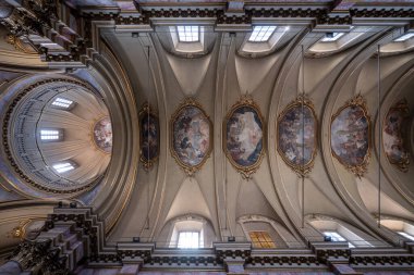 Bergamo, İtalya - 31 Temmuz 2025: Bergamo, İtalya 'daki St. Alexander Bazilikası' nın barok çiğ tavanı, süslü sıva, freskli paneller ve kubbeli papaz odası pencereleri.