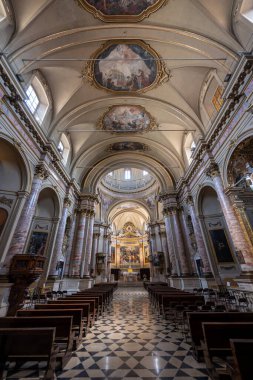 Bergamo, İtalya - 31 Temmuz 2025: Bergamo 'daki St. Alexander Barok Bazilikasının merkez nehri, mermer sütunlar, tavan freskleri ve kareli zemin.