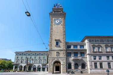Piazza Vittorio Veneto, Bergamo 'daki Torre dei Caduti, açık bir yaz gökyüzünün altındaki taş kulede Birinci Dünya Savaşı anıtı..