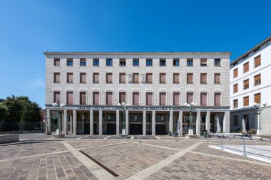 İtalya 'nın Bergamo kentindeki modern Sala dei Contratti e Manifestazioni, açık yaz gökyüzü altında asfaltlı bir şehir meydanına açılıyor..