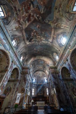 Bergamo, İtalya - 31 Temmuz 2025: Bergamo 'da Chiesa dei Santi Bartolomeo e Stefano' nun barok nave Bergamo 'da zengin freskli mahzenler, yan şapeller ve parlayan sunaklar.