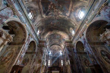 Bergamo, İtalya - 31 Temmuz 2025: Bergamo 'da Chiesa dei Santi Bartolomeo e Stefano' nun barok nave fresk fıçı kasaları, mermer pilasterler ve dramatik chiaroscuro ışığı.