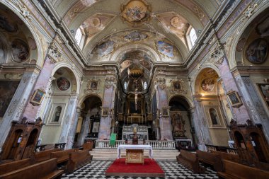 Bergamo, İtalya - 30 Temmuz 2025: Bergamo 'daki Chiesa di SantAgata nel Carmine' ın Barok iç mimarisi, freskî mahzenler, yaldızlı sunaklar, haçlar ve kareli mermer zemin.