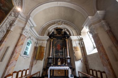 Bergamo, İtalya - 30 Temmuz 2025: Bergamo Katedrali 'nde barok yan şapel, mermer sütunlar, sıva kemerleri ve yüksek bir tavanın altında süslü bir sunak.