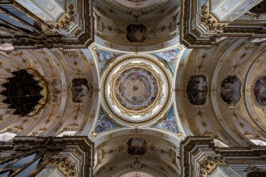 Bergamo, İtalya - 30 Temmuz 2025: Süslü kubbenin ve Bergamo Katedralinin yüksek kubbeli tavanı, zengin bir şekilde Barok sıva, yaldızlı ve fresklerle süslenmiş.