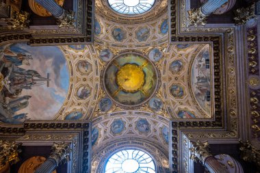 Bergamo, İtalya - 30 Temmuz 2025: Bergamo Katedrali içindeki zengin yaldızlı Barok tavanı ve kubbe freskleri Citt Alta, Lombardiya.