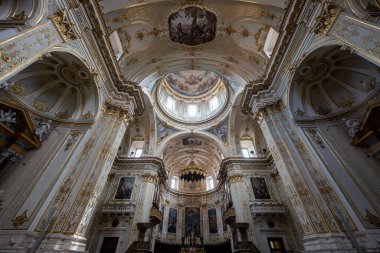 Bergamo, İtalya - 30 Temmuz 2025: Bergamo Katedrali 'nin içi geniş açılı görünümü, Barok naf, yaldızlı sıva süslemesi, freskli kubbe ve süslü yüksek sunak.