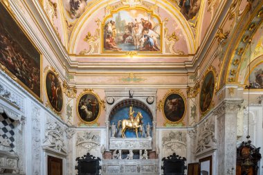 Bergamo, İtalya - 30 Temmuz 2025: Bergamo 'daki 15. yüzyıl Colleoni Şapeli' nin iç mimarisi, süslü freskli kasalar, mermer kabartmalar ve yaldızlı binicilik abideleri.