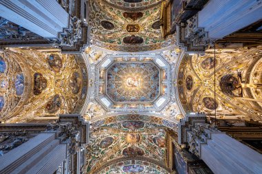 Bergamo, İtalya - 30 Temmuz 2025: Süslü Barok sıva, yaldızlı ve incil freskleri, Bergamo 'daki 12. yüzyıl Santa Maria Maggiore kilisesinin naf tavanını süslüyor.