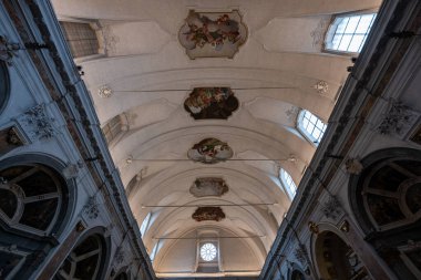 Bergamo, İtalya - 30 Temmuz 2025: Bergamo 'da Chiesa di San Pancrazy' nin Barok kubbesi boyalı tavan panelleri, sıva dekorasyonu ve papaz evinin pencereleri yer aldı..