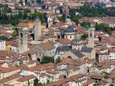 Bergamo Katedrali ve ortaçağ Citt Alta gökyüzü manzarası, Lombardy 'deki taş campaneller ve terracotta çatıları.