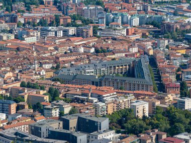 Modern Bergamos 'un aşağı semtindeki terasotta çatılı apartman blokları arasında yer alan Üçgen Konutlar.