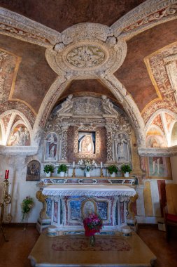 Sirmione, İtalya - 29 Temmuz 2025: Barok sunağı ve Chiesa di SantAnna della Rocca 'daki fresk fıçı kasası, Sirmione' deki Scaliger Kalesi yakınlarındaki göl kenarı şapeli..