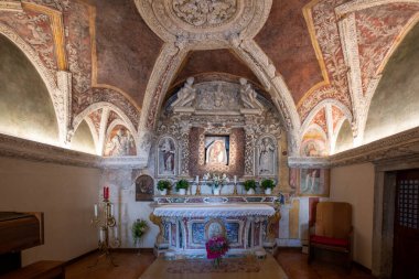 Sirmione, İtalya - 29 Temmuz 2025: Barok sunağı ve Chiesa di SantAnna della Rocca 'nın içinde freskli tavan, Sirmione' deki Saliger Kalesi 'nin yakınlarındaki tarihi göl kenti şapeli.