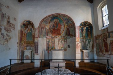 Sirmione, İtalya - 29 Temmuz 2025: Majestelerinin fresklerinde Ortaçağ İsa 'sı ve Sirmione, Mavino' daki San Pietro Roma kilisesi içinde taş sunak.