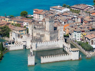 Castello Scaligero di Sirmione 'nin havadan görünüşü, 13. yüzyıl Scaliger kalesi ve Sirmione' deki Garda Gölü 'ndeki güçlendirilmiş liman..