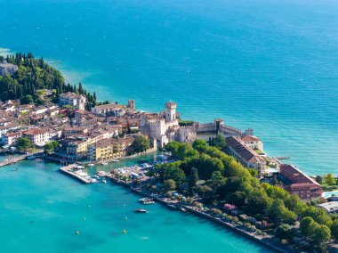 Garda Gölü 'ndeki Sirmione yarımadasının havadan görünüşü Scaliger Kalesi, ortaçağ göl duvarları, liman ve yoğun tarihi merkezi gösteriyor..