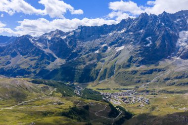 Cervinia 'nın panoramik manzarası, Jagged Aosta Vadisi tepelerinin altında, Matterhorn kayak bölgesine açılan büyük bir kapı..