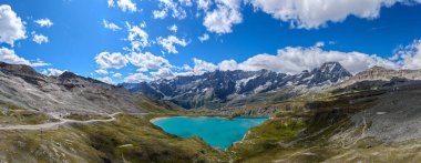 Buzul Pennine Alpleri tarafından çerçevelenmiş Valtournenche üzerindeki Lago Goillet rezervuarının panoramik manzarası.