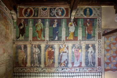 Fenis, İtalya - 2 Ağustos 2025: Aosta Vadisi 'ndeki Fnis Kalesi' nin iç duvarlarında azizleri ve alegorik figürleri tasvir eden ortaçağ freski.