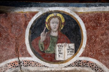 Fenis, İtalya - 2 Ağustos 2025: Ortaçağ İsa Pantokrator freski, Aosta Vadisi 'ndeki Challant ailesinin tarihi merkezi olan taştan yapılmış Fnis Kalesi' nin iç kemerinin üzerinde.