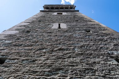 Valle dAosta 'daki ortaçağ Fenis Kalesi' nin pürüzsüz savunma kulesinin alçak açılı görüntüsü açık bir yaz gökyüzüne karşı..