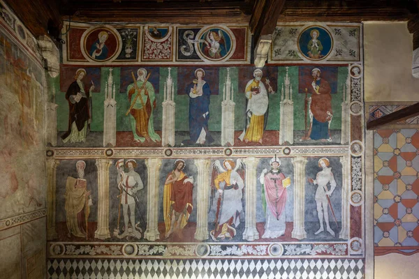 Fenis, İtalya - 2 Ağustos 2025: Aosta Vadisi 'ndeki Fnis Kalesi' nin iç duvarlarında azizleri ve alegorik figürleri tasvir eden ortaçağ freski.
