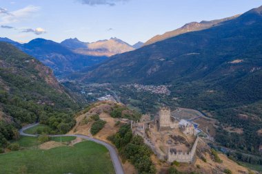 Aosta Vadisi 'ndeki Saint-Denis manzaralı ortaçağ Castello di Cly manzarası alacakaranlıkta Alp tepeleriyle çevrili..