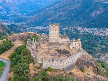 Aosta Vadisi 'ndeki Saint-Denis' in yukarısındaki ortaçağ Castello di Cly tepe kalesinin havadan görünüşü, üzüm bağları ve Alp Vadisi manzaralı..